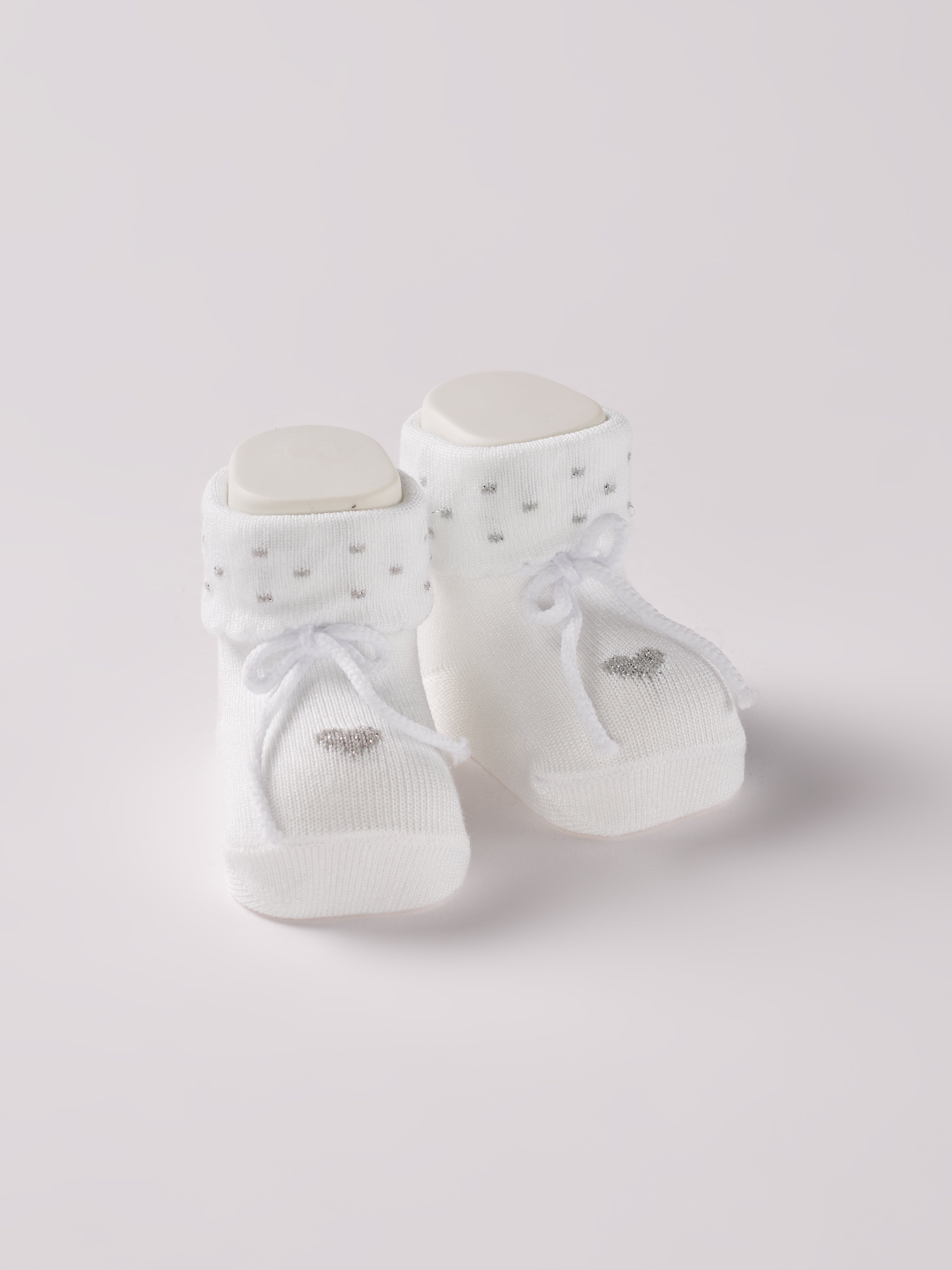 Die Baby Booties mit eingewebten Herzen&nbsp;von AMIO Firenze eignen sich perfekt als Geschenk für Babypartys oder als süße Schwangerschaftsankündigung für Freunde und Verwandte, als Accessoire für Taufen, Hochzeiten und Feierlichkeiten. Der Silberfaden verleiht ihnen eine besonders edele Note. Die feine Schnürung bietet besonderen Halt am Fuß. Unsere Scarpine werden in einer ansprechenden Geschenkbox präsentiert.&nbsp;

Höchste Qualität, bestes Preis-Leistungs-Verhältnis MADE IN ITALY.