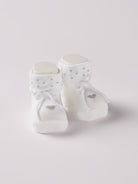 Die Baby Booties mit eingewebten Herzen&nbsp;von AMIO Firenze eignen sich perfekt als Geschenk für Babypartys oder als süße Schwangerschaftsankündigung für Freunde und Verwandte, als Accessoire für Taufen, Hochzeiten und Feierlichkeiten. Der Silberfaden verleiht ihnen eine besonders edele Note. Die feine Schnürung bietet besonderen Halt am Fuß. Unsere Scarpine werden in einer ansprechenden Geschenkbox präsentiert.&nbsp;

Höchste Qualität, bestes Preis-Leistungs-Verhältnis MADE IN ITALY.