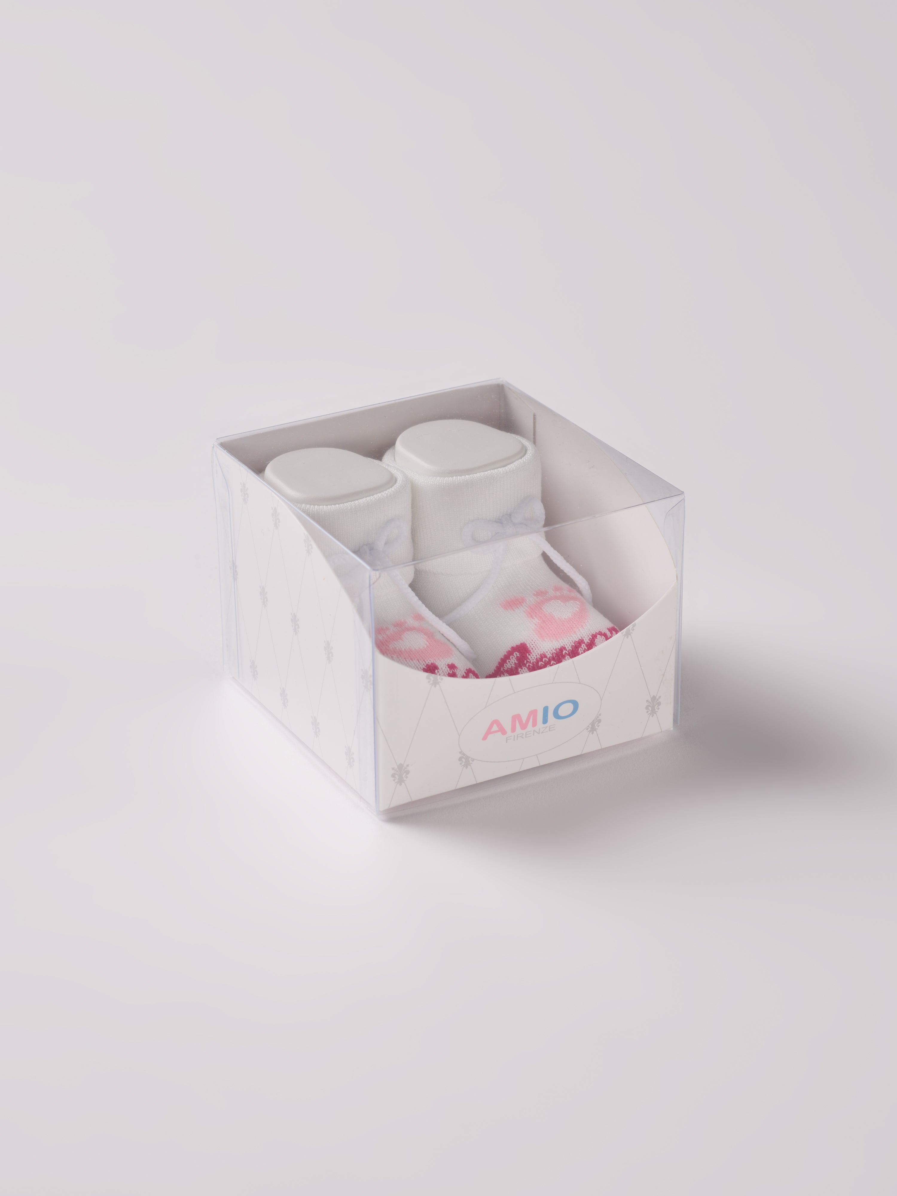 Die Baby Booties mit rosa Schriftzug "Mio Amore" von AMIO Firenze eignen sich perfekt als Geschenk für Babypartys oder als süße Schwangerschaftsankündigung für Freunde und Verwandte. Die feine Schnürung bietet besonderen Halt am Fuß. Unsere Scarpine werden in einer ansprechenden Geschenkbox präsentiert.

Höchste Qualität, bestes Preis-Leistungs-Verhältnis MADE IN ITALY.