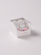 Die Baby Booties mit rosa Schriftzug "Mio Amore" von AMIO Firenze eignen sich perfekt als Geschenk für Babypartys oder als süße Schwangerschaftsankündigung für Freunde und Verwandte. Die feine Schnürung bietet besonderen Halt am Fuß. Unsere Scarpine werden in einer ansprechenden Geschenkbox präsentiert.

Höchste Qualität, bestes Preis-Leistungs-Verhältnis MADE IN ITALY.