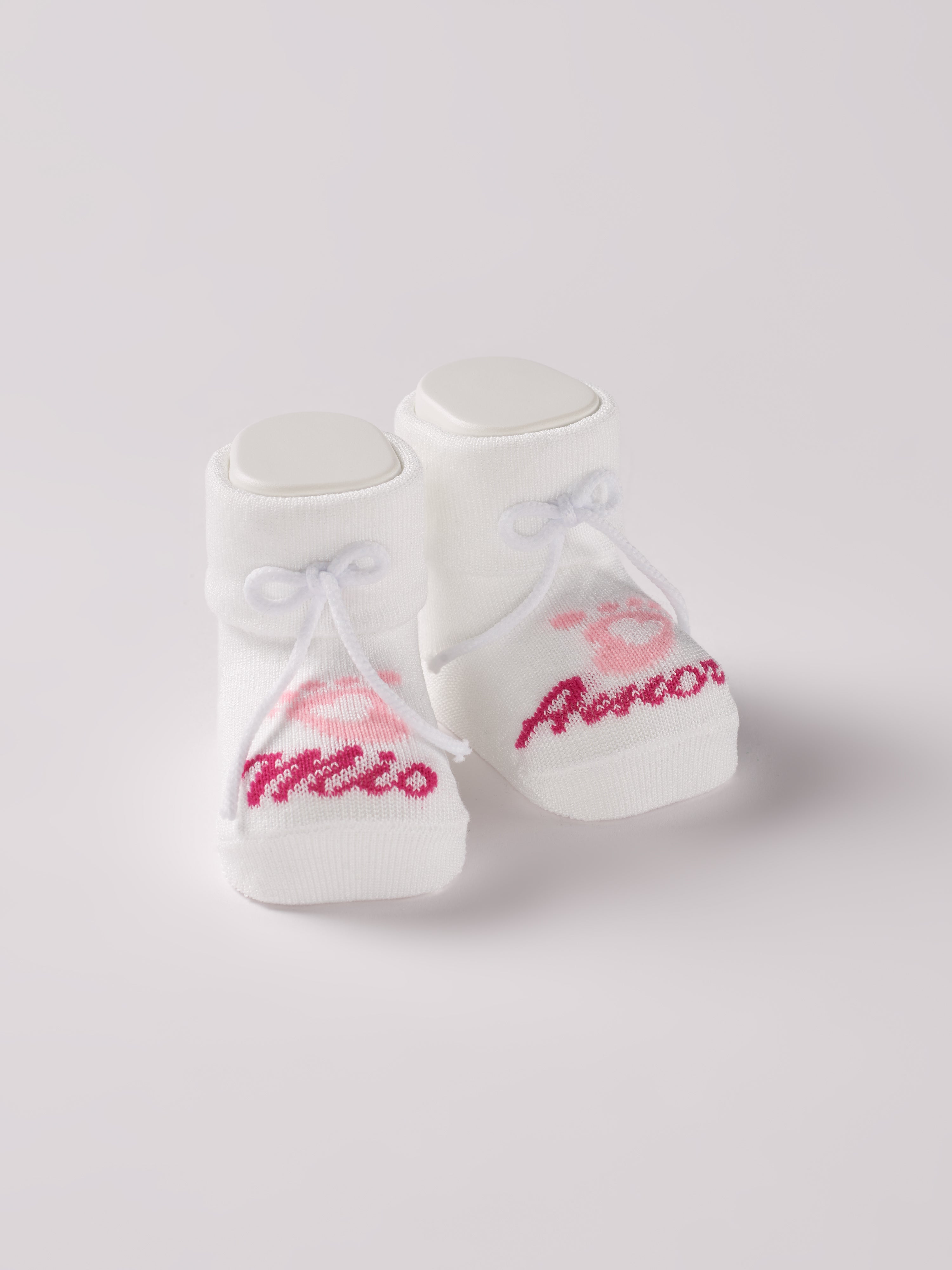 Die Baby Booties mit rosa Schriftzug "Mio Amore" von AMIO Firenze eignen sich perfekt als Geschenk für Babypartys oder als süße Schwangerschaftsankündigung für Freunde und Verwandte. Die feine Schnürung bietet besonderen Halt am Fuß. Unsere Scarpine werden in einer ansprechenden Geschenkbox präsentiert.

Höchste Qualität, bestes Preis-Leistungs-Verhältnis MADE IN ITALY.