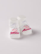 Die Baby Booties mit rosa Schriftzug "Mio Amore" von AMIO Firenze eignen sich perfekt als Geschenk für Babypartys oder als süße Schwangerschaftsankündigung für Freunde und Verwandte. Die feine Schnürung bietet besonderen Halt am Fuß. Unsere Scarpine werden in einer ansprechenden Geschenkbox präsentiert.

Höchste Qualität, bestes Preis-Leistungs-Verhältnis MADE IN ITALY.