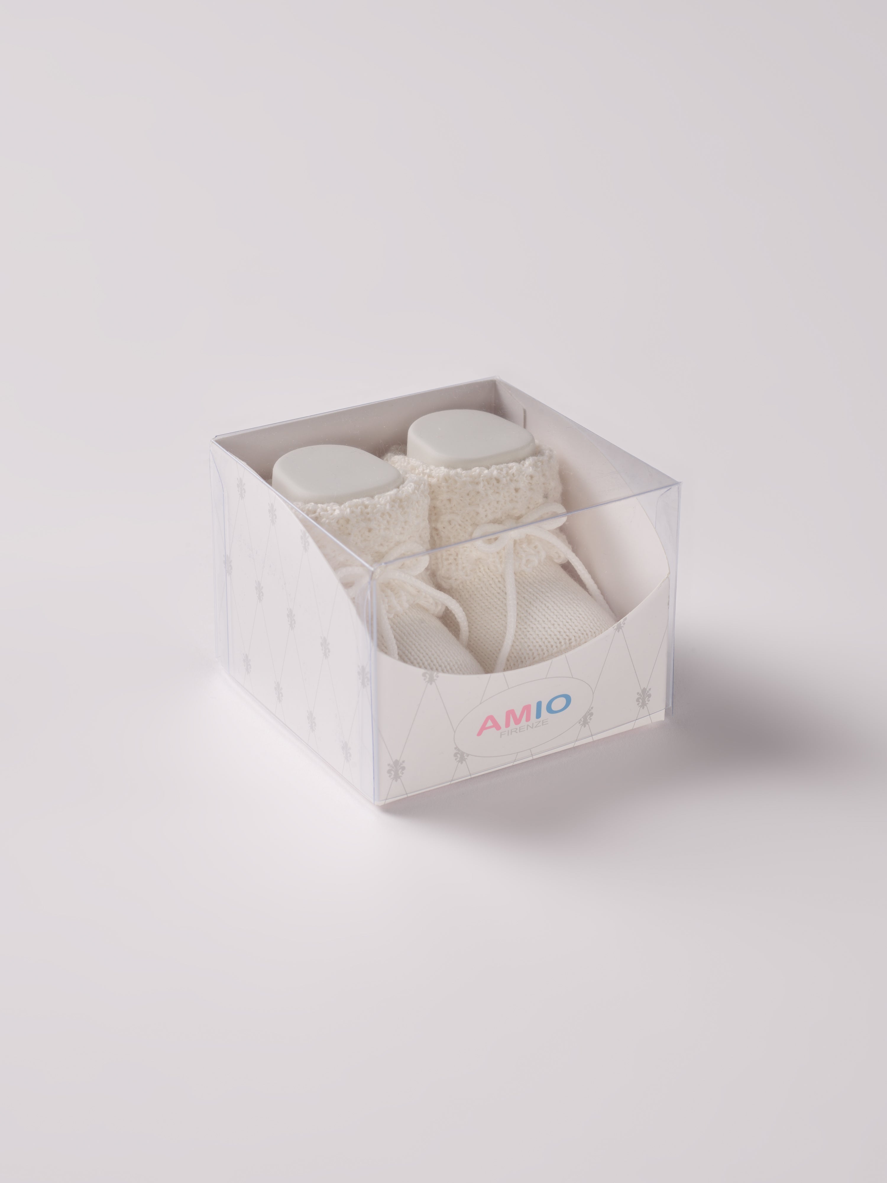 Die eleganten Strick Baby Booties aus Wolle von AMIO Firenze eignen sich perfekt als Geschenk für Babypartys oder als süße Schwangerschaftsankündigung für Freunde und Verwandte. Die feine Schnürung bietet besonderen Halt am Fuß. Unsere Scarpine werden in einer ansprechenden Geschenkbox präsentiert.

Höchste Qualität, bestes Preis-Leistungs-Verhältnis MADE IN ITALY.