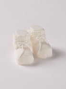 Die eleganten Strick Baby Booties aus Wolle von AMIO Firenze eignen sich perfekt als Geschenk für Babypartys oder als süße Schwangerschaftsankündigung für Freunde und Verwandte. Die feine Schnürung bietet besonderen Halt am Fuß. Unsere Scarpine werden in einer ansprechenden Geschenkbox präsentiert.

Höchste Qualität, bestes Preis-Leistungs-Verhältnis MADE IN ITALY.