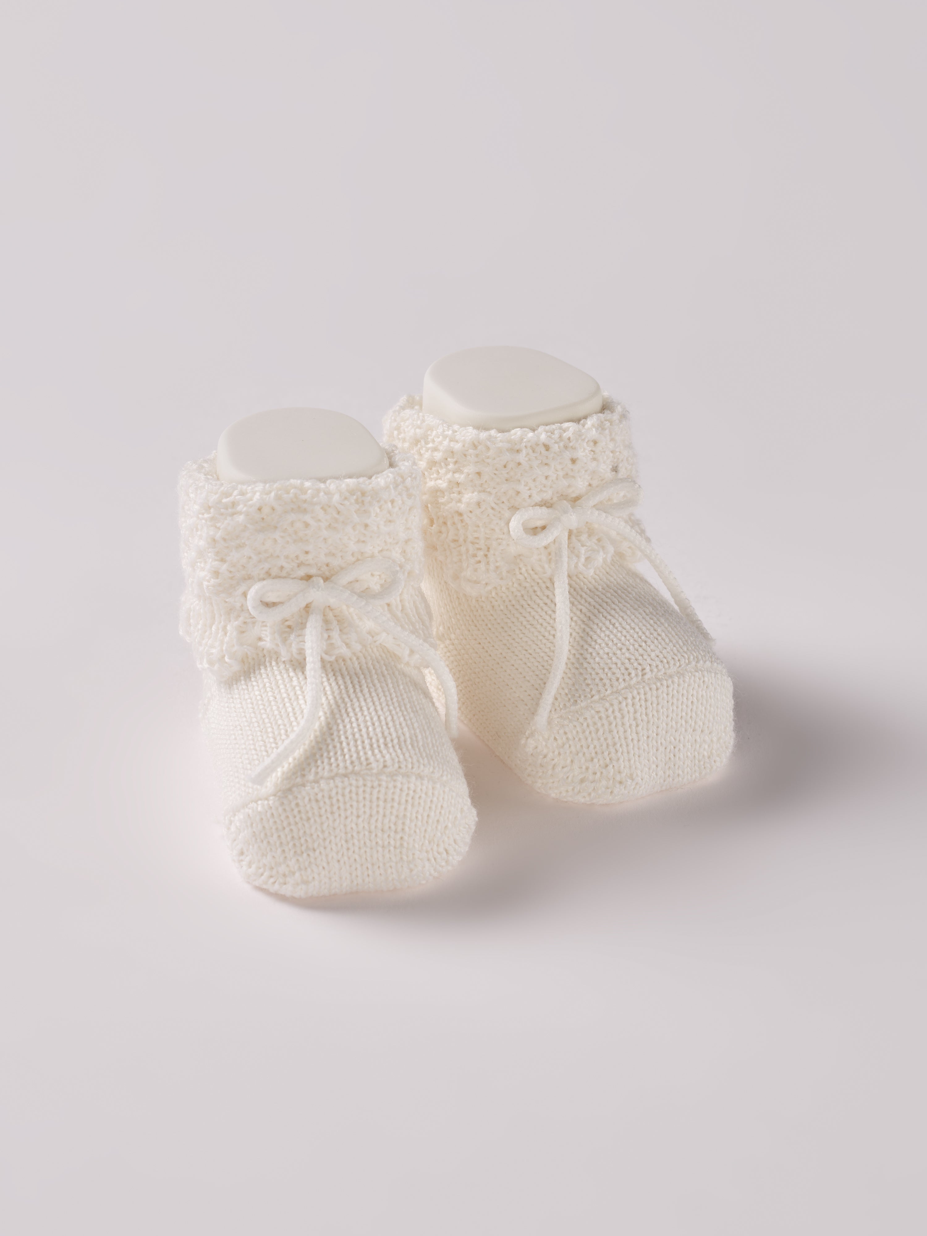 Die eleganten Strick Baby Booties aus Wolle von AMIO Firenze eignen sich perfekt als Geschenk für Babypartys oder als süße Schwangerschaftsankündigung für Freunde und Verwandte. Die feine Schnürung bietet besonderen Halt am Fuß. Unsere Scarpine werden in einer ansprechenden Geschenkbox präsentiert.

Höchste Qualität, bestes Preis-Leistungs-Verhältnis MADE IN ITALY.