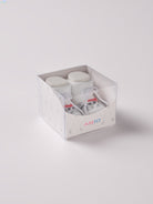 Die Baby Booties verfügen über eine niedliche eingewebte Botschaft und eignen sich perfekt als Geschenk für Babypartys oder als süße Ankündigung für Freunde und Verwandte. Die feine Schnürung bietet besonderen Halt am Fuß und der glitzernde Faden verleiht den Scarpine einen edlen Touch. Unsere Scarpine werden in einer ansprechenden Geschenkbox präsentiert.

Höchste Qualität, bestes Preis-Leistungs-Verhältnis MADE IN ITALY.

eingewebte Botschaft

"I ♥ MUM & DAD"