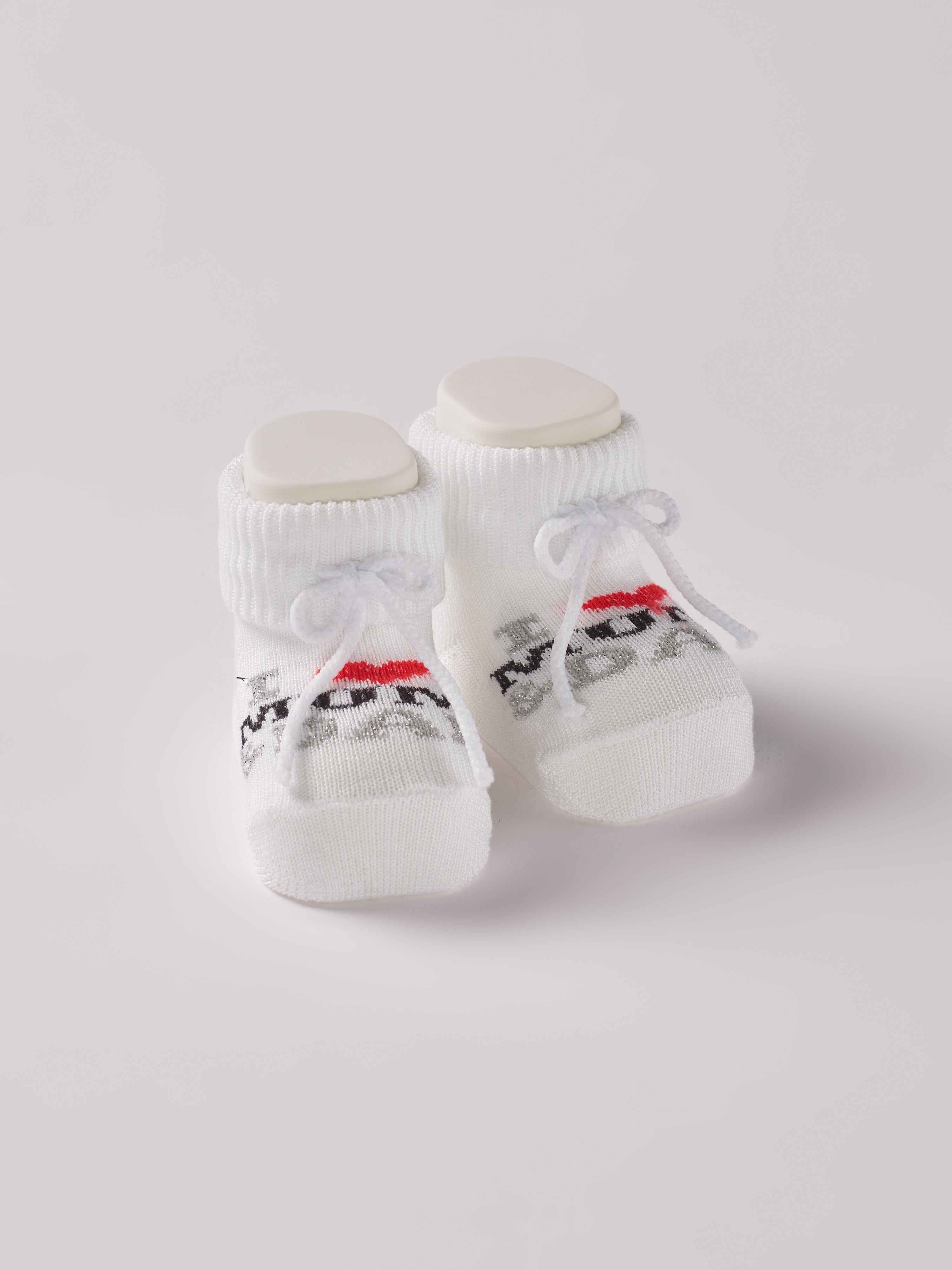 Die Baby Booties verfügen über eine niedliche eingewebte Botschaft und eignen sich perfekt als Geschenk für Babypartys oder als süße Ankündigung für Freunde und Verwandte. Die feine Schnürung bietet besonderen Halt am Fuß und der glitzernde Faden verleiht den Scarpine einen edlen Touch. Unsere Scarpine werden in einer ansprechenden Geschenkbox präsentiert.

Höchste Qualität, bestes Preis-Leistungs-Verhältnis MADE IN ITALY.

eingewebte Botschaft

"I ♥ MUM & DAD"