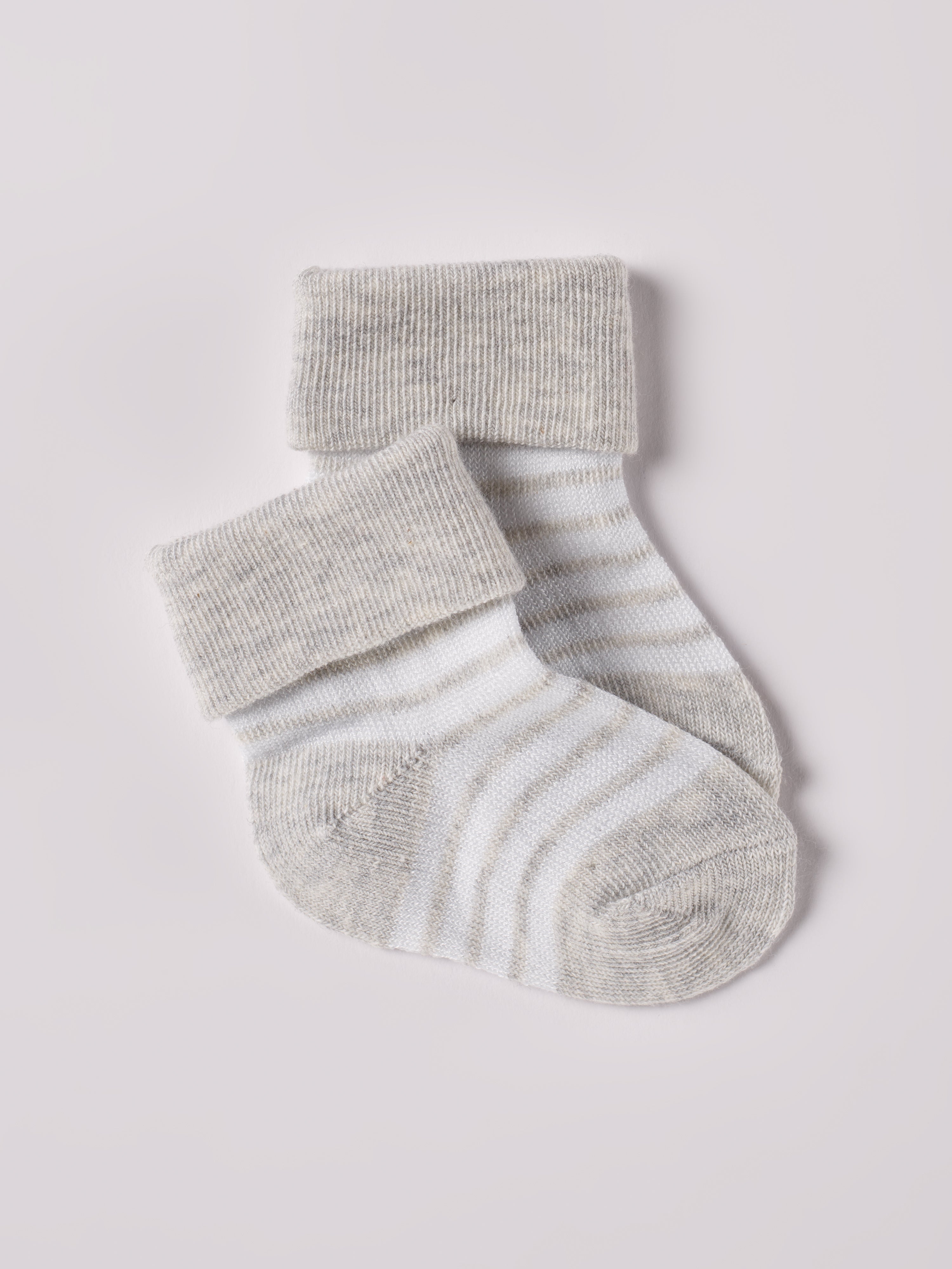 Die edlen Baby-Söckchen von AMIO Firenze bieten maximalen Tragekomfort und brillieren mit ihrer Passform. Die eingewebten Streifen sorgen für ein zeitloses Design. Ein Must-Have für jede Grundausstattung.

Höchste Qualität, bestes Preis-Leistungs-Verhältnis MADE IN ITALY.