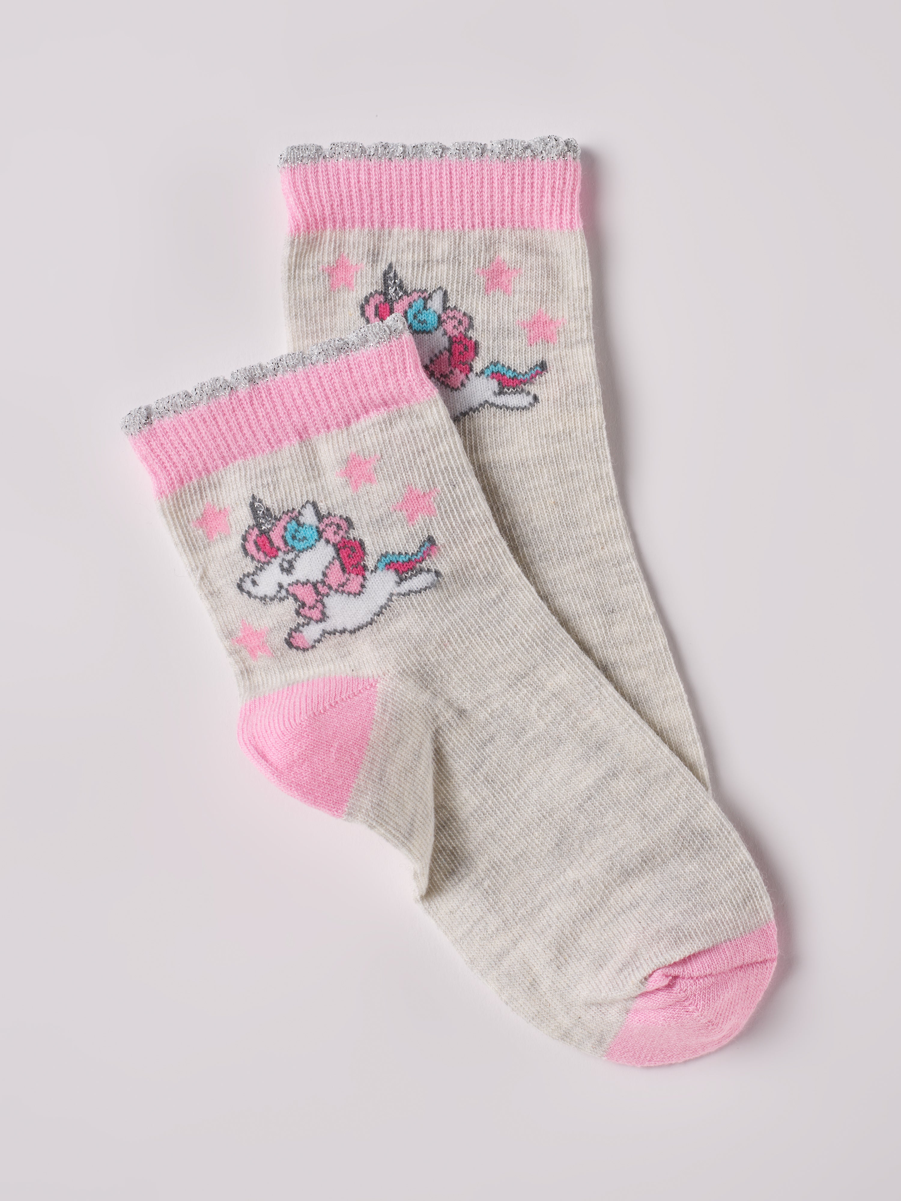 Die zauberhaften Kinder Socken mit Einhorn-Motiv für Mädchen von AMIO Firenze werden jedes Baby Mädchen verzaubern. Mit einem verspielten Einhorn-Motiv und einem Höchstmaß an Tragekomfort bringen diese Socken nicht nur Freude, sondern auch Spaß. Der schöne Cortina-Farbton verleiht ihnen eine besonders charmante Note. Höchste Qualität, bestes Preis-Leistungs-Verhältnis MADE IN ITALY.