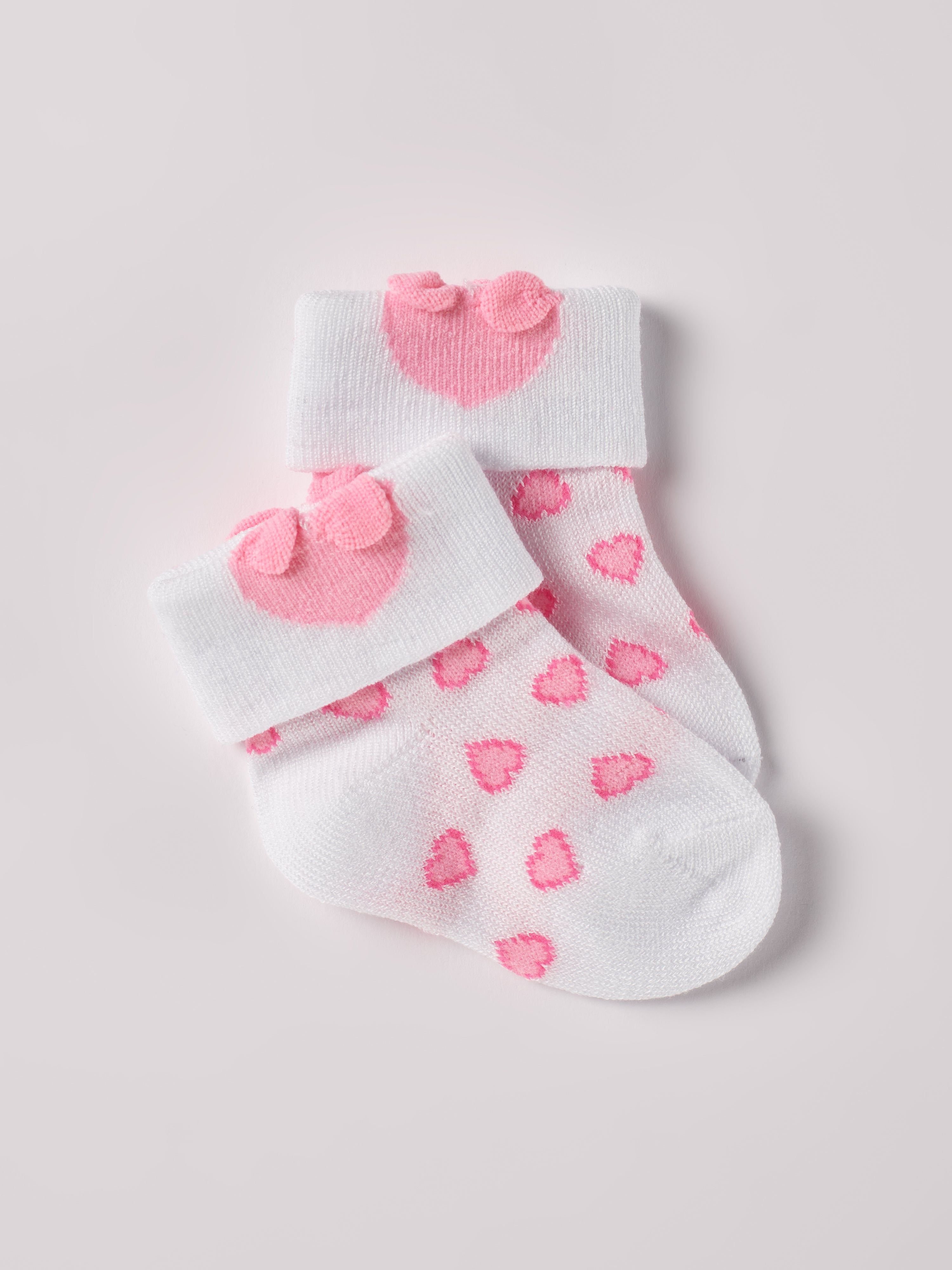 Die edlen Baby-Söckchen von AMIO Firenze bieten maximalen Tragekomfort und brillieren mit ihrer Passform. Die eingewebten Herz-Motive sind besonders niedlich. Ein Must-Have für jede Grundausstattung.

Höchste Qualität, bestes Preis-Leistungs-Verhältnis MADE IN ITALY.