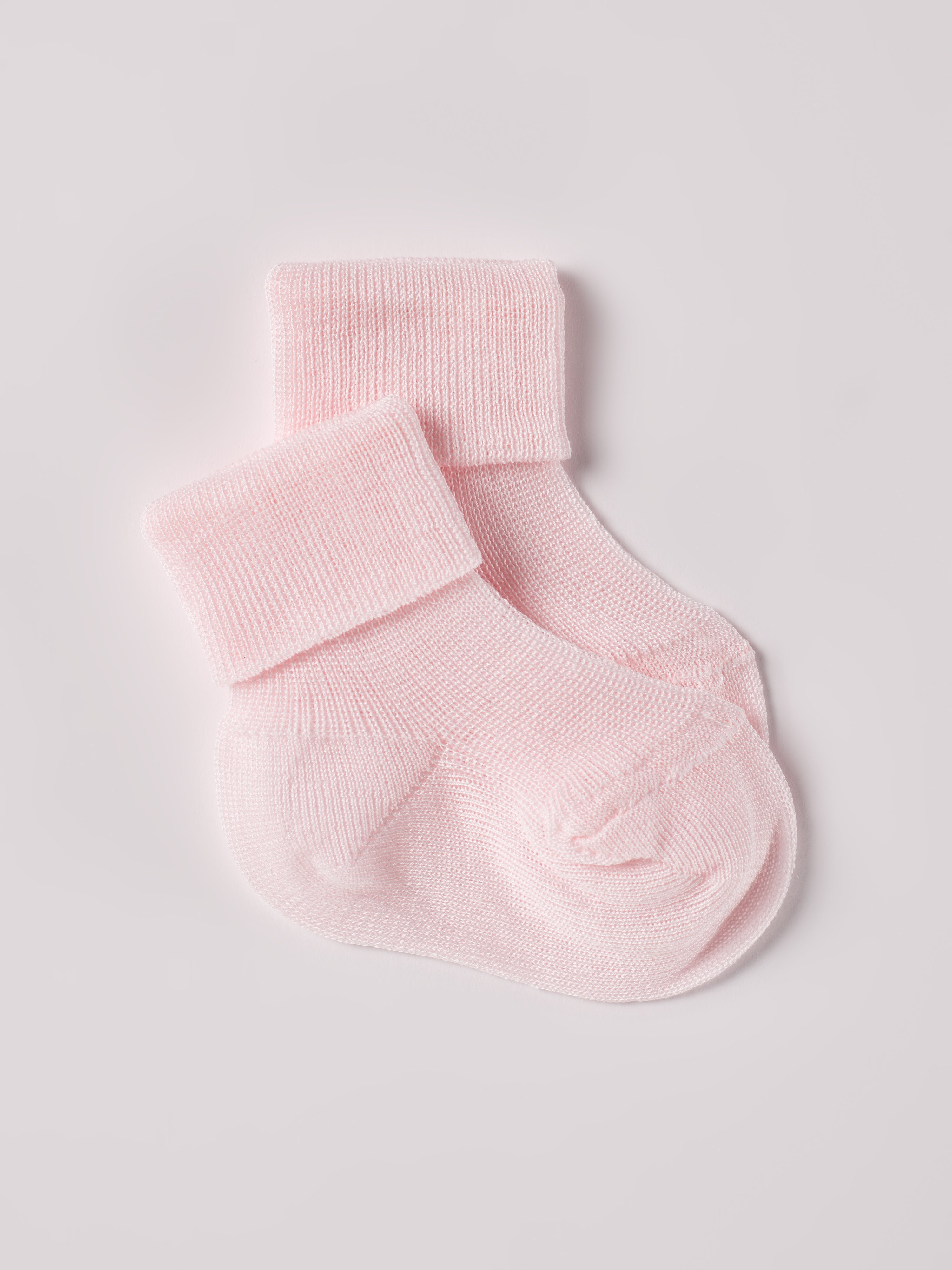 Die rosafarbenen Baby-Söckchen von AMIO Firenze bieten maximalen Tragekomfort und brillieren mit ihrer Passform. Hergestellt aus weicher Baumwolle sind sie besonders sanft für die empfindliche Haut eines Neugeborenen. Ein Must-Have für jede Grundausstattung.

Höchste Qualität, bestes Preis-Leistungs-Verhältnis MADE IN ITALY.