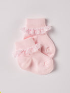 Die rosafarbenen Baby-Söckchen von AMIO Firenze mit Spitze bieten maximalen Tragekomfort und brillieren mit ihrer Passform. Die Spitze verleiht ein bezauberndes Finish, welches jedes Outfit veredelt. Hergestellt aus weicher Baumwolle sind sie besonders sanft für die empfindlichen Haut eines Neugeborenen, vergleichbar mit Seide. Ein Must-Have für jede Grundausstattung.

Höchste Qualität, bestes Preis-Leistungs-Verhältnis MADE IN ITALY.