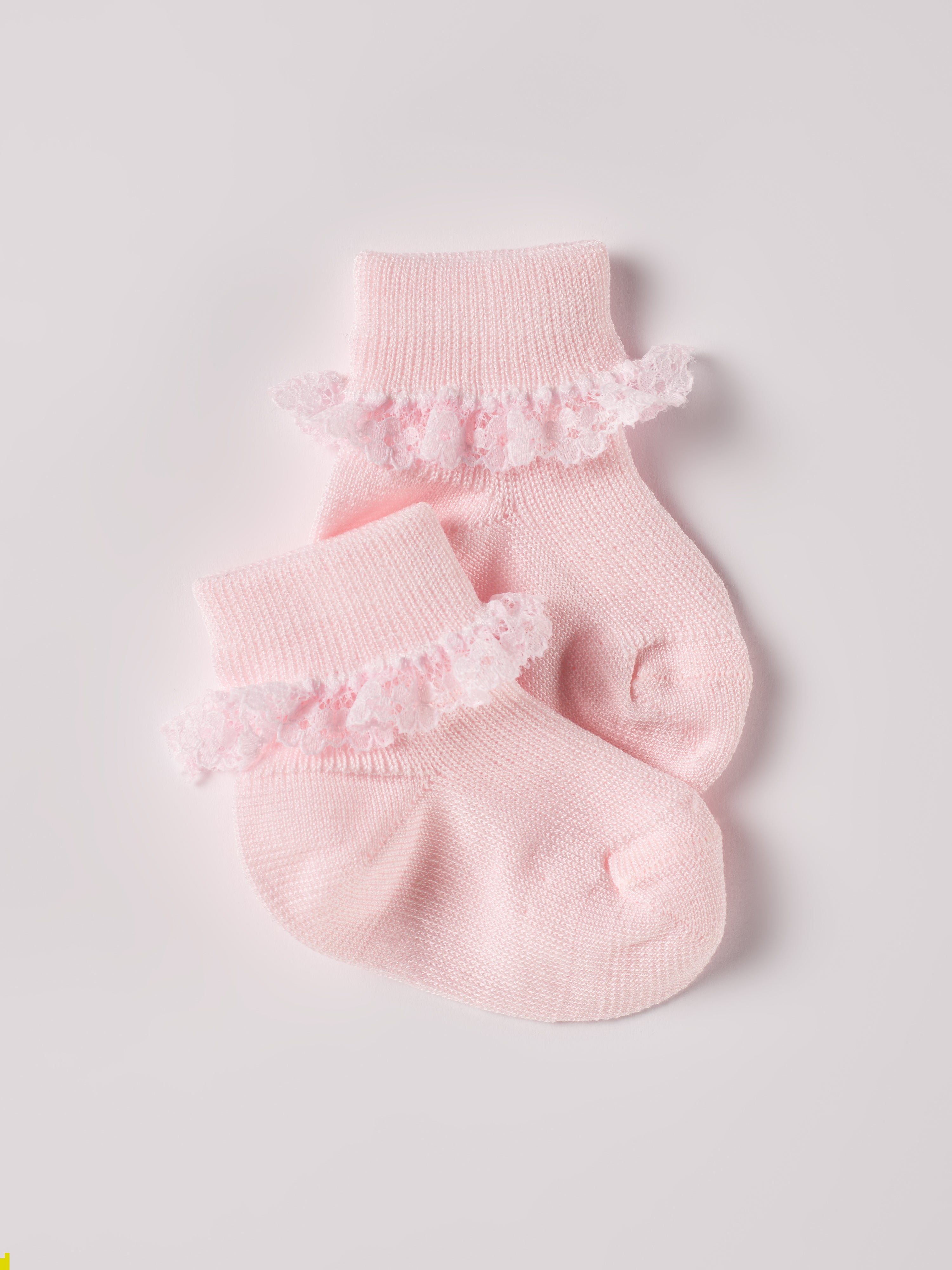 Die rosafarbenen Baby-Söckchen von AMIO Firenze mit Spitze bieten maximalen Tragekomfort und brillieren mit ihrer Passform. Die Spitze verleiht ein bezauberndes Finish, welches jedes Outfit veredelt. Hergestellt aus weicher Baumwolle sind sie besonders sanft für die empfindlichen Haut eines Neugeborenen, vergleichbar mit Seide. Ein Must-Have für jede Grundausstattung.

Höchste Qualität, bestes Preis-Leistungs-Verhältnis MADE IN ITALY.