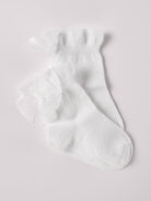 Die weißen Mädchensocken von AMIO Firenze bieten maximalen Tragekomfort und brillieren mit ihrer Passform. Die Schleifen verleihen ein edles Finish und sorgen für ein modisches Outfit. Ein Must-Have für jede Grundausstattung.

Höchste Qualität, bestes Preis-Leistungs-Verhältnis MADE IN ITALY.