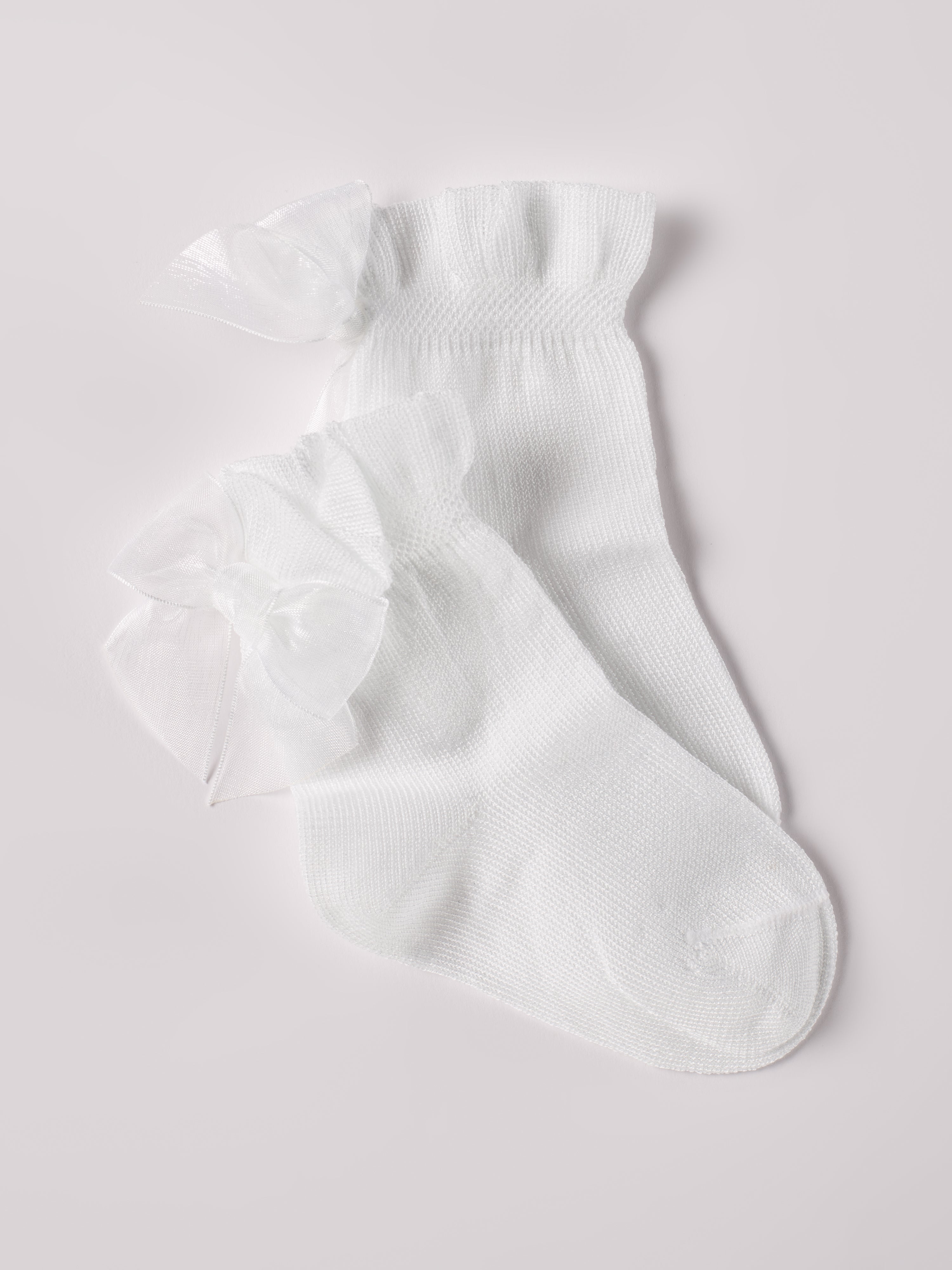 Die weißen Mädchensocken von AMIO Firenze bieten maximalen Tragekomfort und brillieren mit ihrer Passform. Die Schleifen verleihen ein edles Finish und sorgen für ein modisches Outfit. Ein Must-Have für jede Grundausstattung.

Höchste Qualität, bestes Preis-Leistungs-Verhältnis MADE IN ITALY.