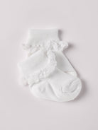 Die weißen Baby-Söckchen von AMIO Firenze mit Spitze bieten maximalen Tragekomfort und brillieren mit ihrer Passform. Die Spitze verleiht ein bezauberndes Finish, welches jedes Outfit veredelt. Hergestellt aus weicher Baumwolle sind sie besonders sanft für die empfindlichen Haut eines Neugeborenen, vergleichbar mit Seide. Ein Must-Have für jede Grundausstattung.

Höchste Qualität, bestes Preis-Leistungs-Verhältnis MADE IN ITALY.