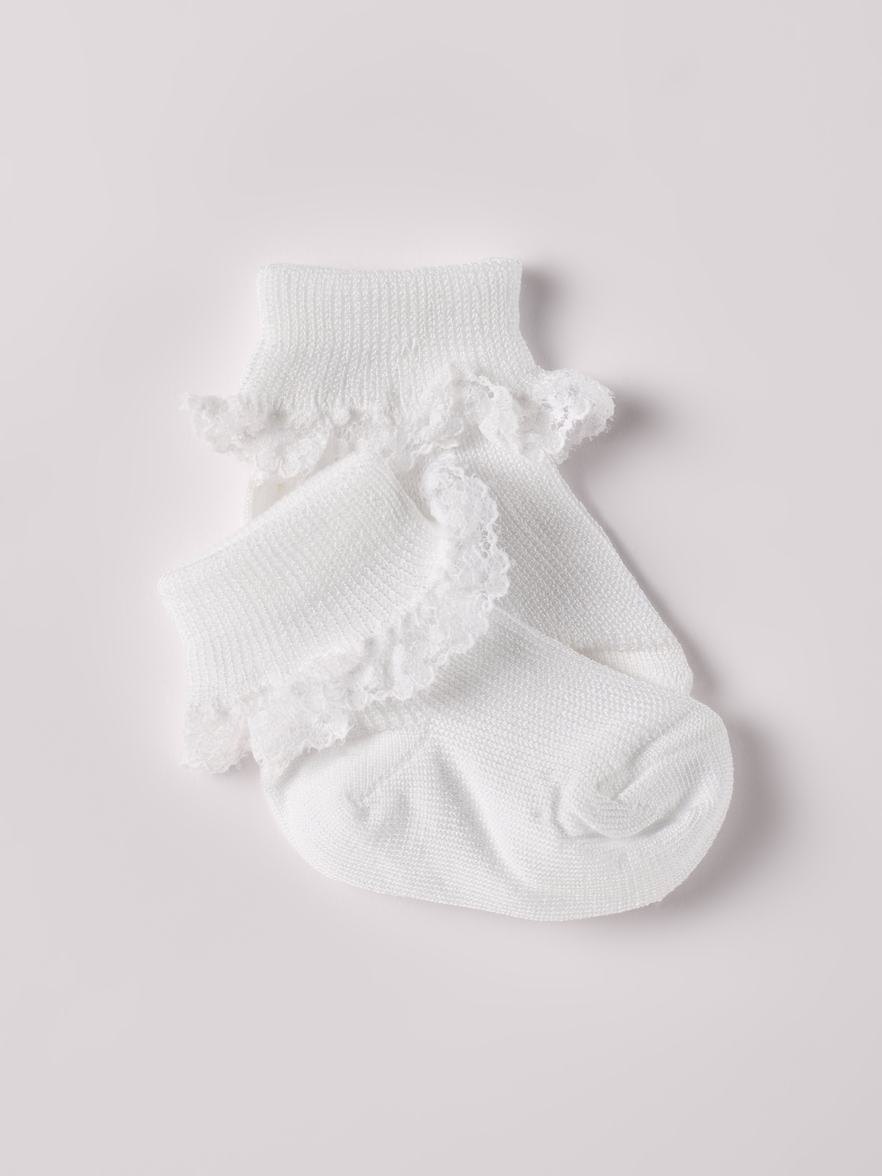 Die weißen Baby-Söckchen von AMIO Firenze mit Spitze bieten maximalen Tragekomfort und brillieren mit ihrer Passform. Die Spitze verleiht ein bezauberndes Finish, welches jedes Outfit veredelt. Hergestellt aus weicher Baumwolle sind sie besonders sanft für die empfindlichen Haut eines Neugeborenen, vergleichbar mit Seide. Ein Must-Have für jede Grundausstattung.

Höchste Qualität, bestes Preis-Leistungs-Verhältnis MADE IN ITALY.