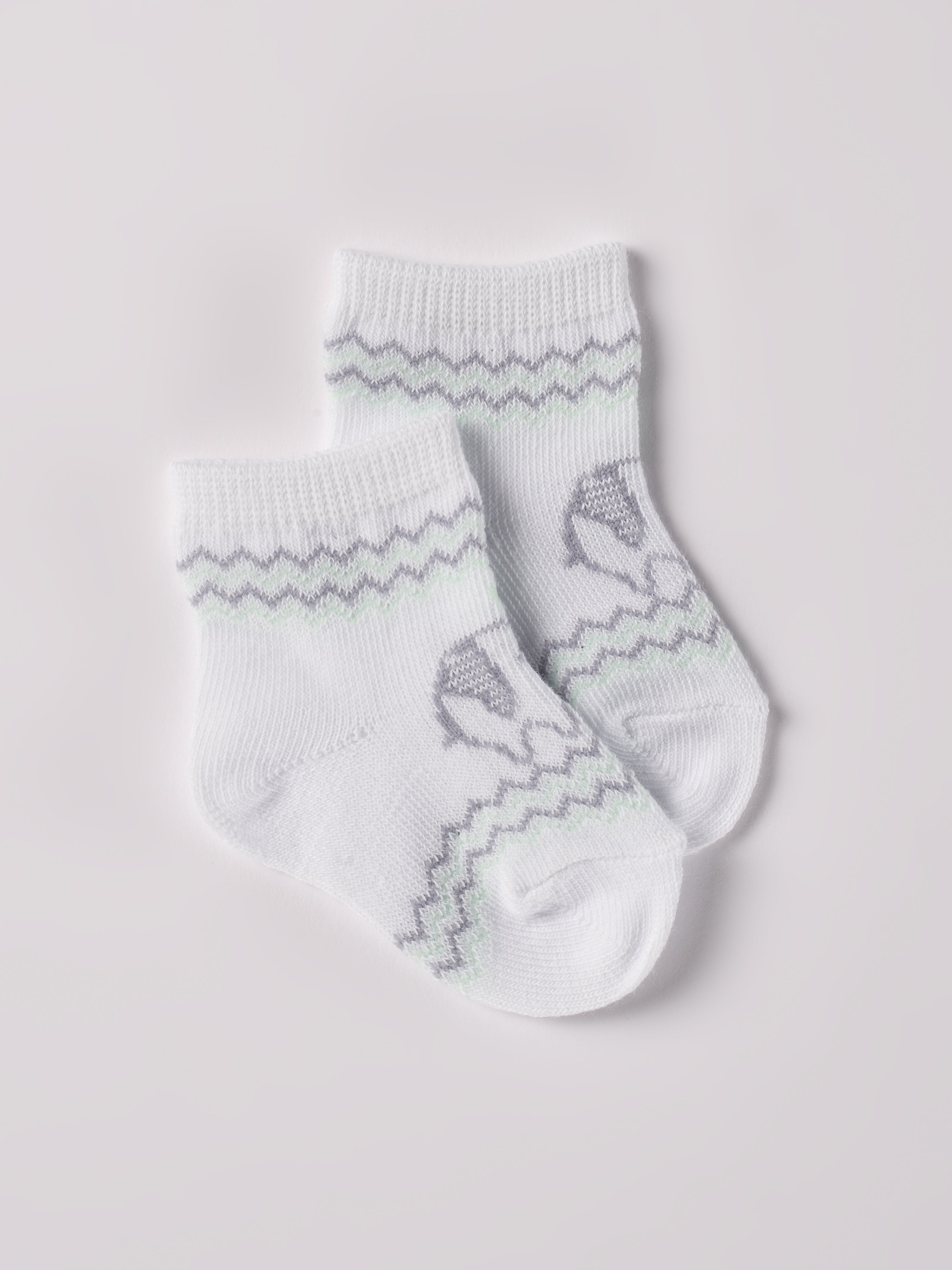 Die weißen Baby-Söckchen von AMIO Firenze mit eingewebten Elefanten-Motiven und grau-grünen Streifen bieten maximalen Tragekomfort und brillieren mit ihrer Passform. Das erfrischende und edle Design passt zu jedem Anlass. Ein Must-Have für jede Grundausstattung.

Höchste Qualität, bestes Preis-Leistungs-Verhältnis MADE IN ITALY.