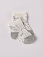 Die gestreiften Baby-Söckchen von AMIO Firenze mit Tier-Motiven bieten maximalen Tragekomfort und brillieren mit ihrer Passform. Ein Must-Have für jede Grundausstattung.

Höchste Qualität, bestes Preis-Leistungs-Verhältnis MADE IN ITALY.
