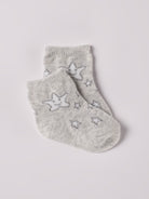 Die grauen Baby-Söckchen von AMIO Firenze mit Stern-Motiven bieten maximalen Tragekomfort und brillieren mit ihrer Passform. Ein Must-Have für jede Grundausstattung.

Höchste Qualität, bestes Preis-Leistungs-Verhältnis MADE IN ITALY.