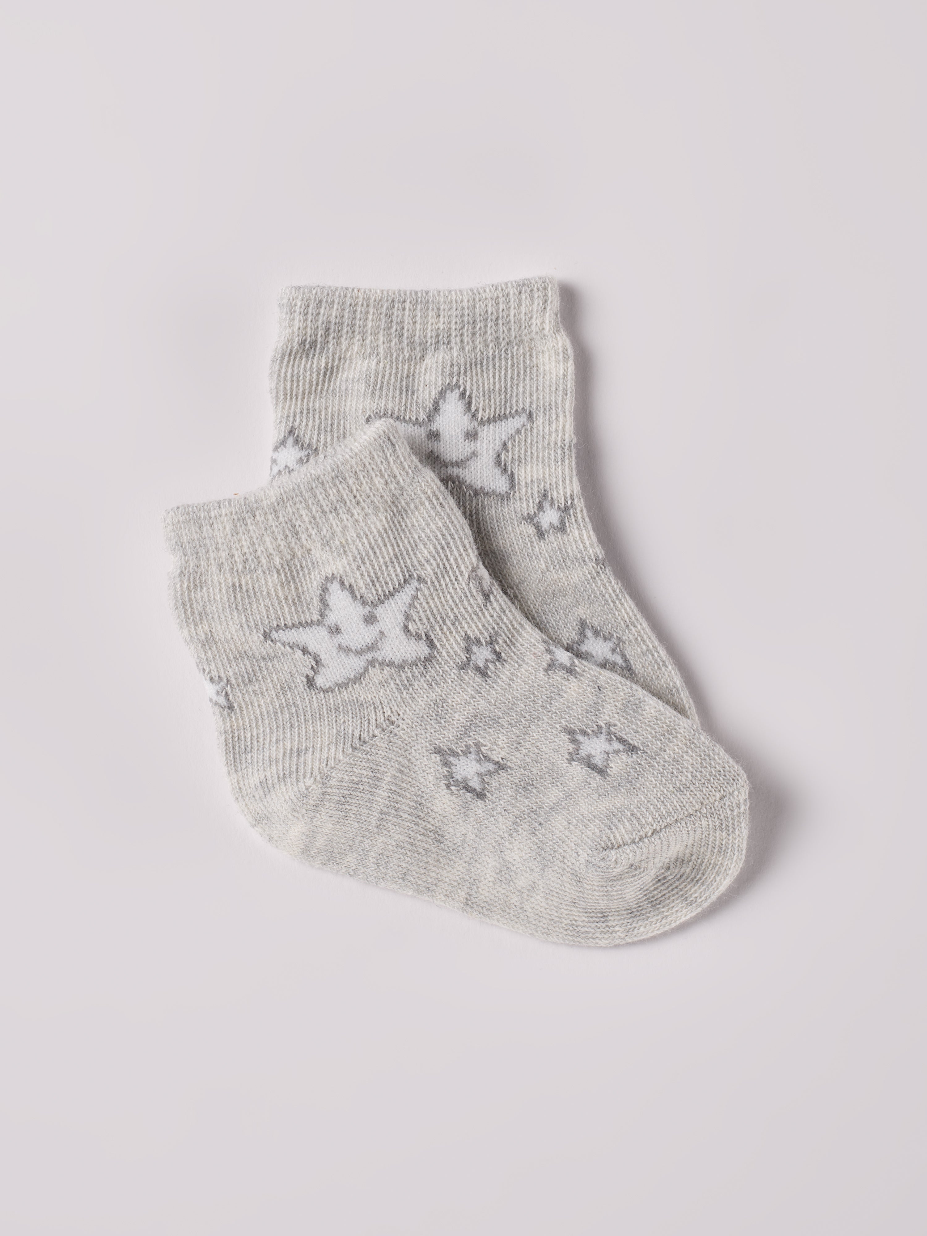 Die grauen Baby-Söckchen von AMIO Firenze mit Stern-Motiven bieten maximalen Tragekomfort und brillieren mit ihrer Passform. Ein Must-Have für jede Grundausstattung.

Höchste Qualität, bestes Preis-Leistungs-Verhältnis MADE IN ITALY.