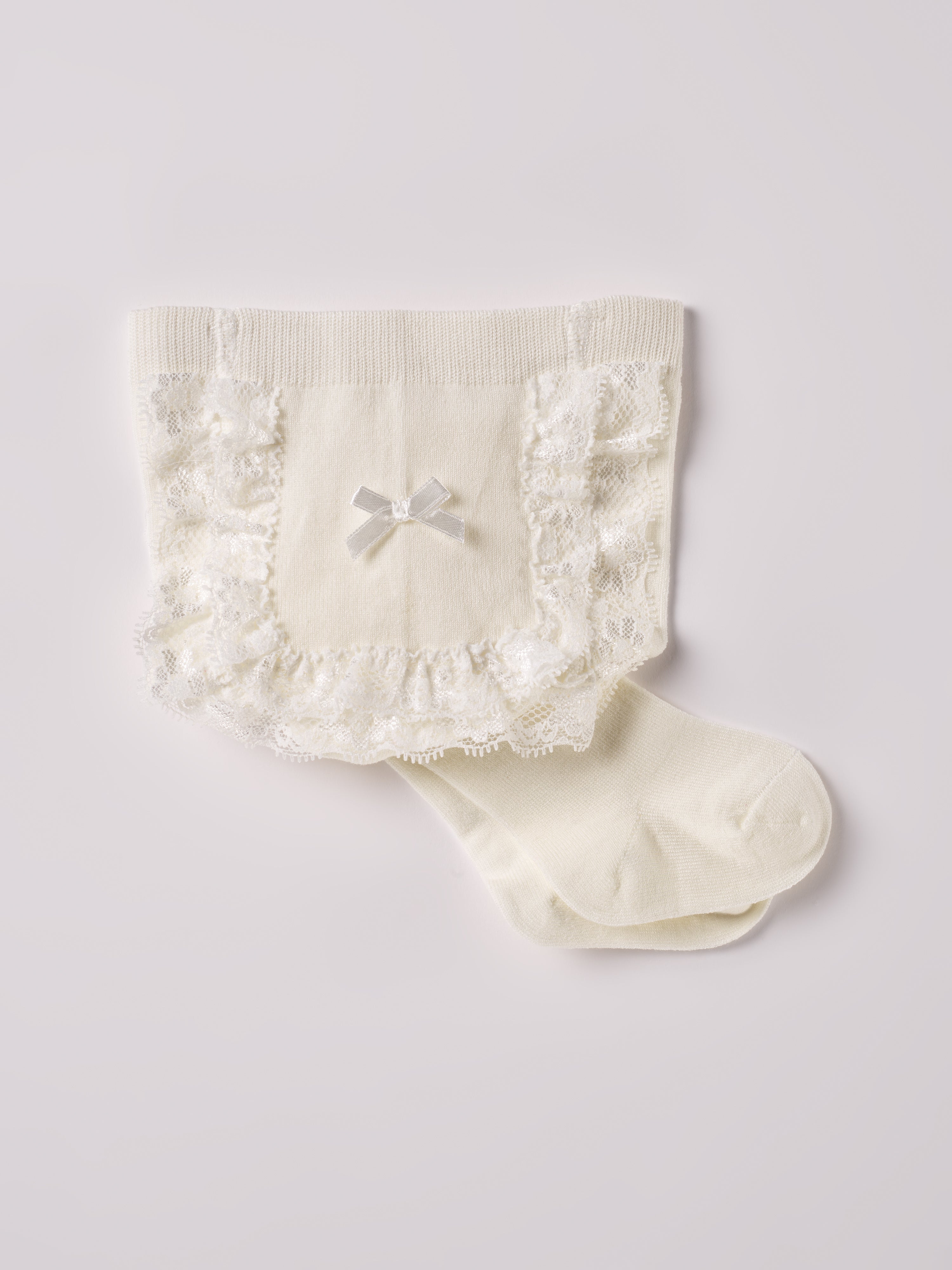 Die edlen Baby Strumpfhosen mit Spitze in creme von&nbsp;AMIO Firenze bieten maximalen Tragekomfort und brillieren mit ihrer Passform. Die zarten Rüschen aus hochwertiger Spitze verleihen einen eleganten Look. Ein Must-Have für jede Grundausstattung und durch den dünnen Stoff eine stilvolle Ergänzung für Outfits im Frühling und Sommer.

Höchste Qualität, bestes Preis-Leistungs-Verhältnis MADE IN ITALY.