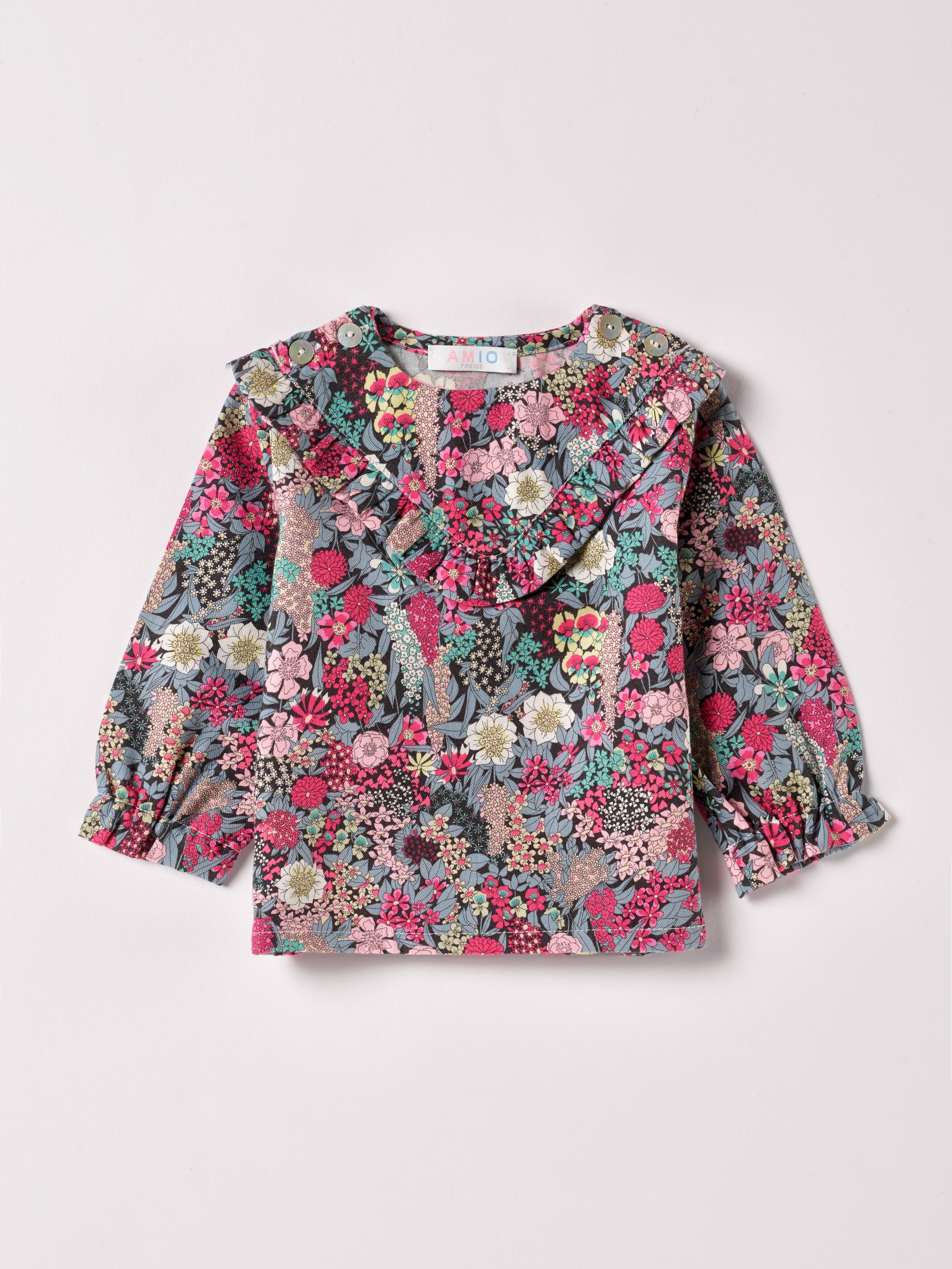 Die Twill-Bluse für Baby Mädchen von AMIO Firenze ist aus weicher Liberty Baumwolle gefertigt und mit Rüschen verziert. Die echten Perlmuttknöpfe verleihen der Bluse eine besonders edle Note. Die floralen Muster des Liberty Stoffes haben eine tolle Farbsättigung und machen dieses modische Highlight zu einem echten Blickfang.

Höchste Qualität, bestes Preis-Leistungs-Verhältnis MADE IN ITALY.