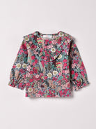 Die Twill-Bluse für Baby Mädchen von AMIO Firenze ist aus weicher Liberty Baumwolle gefertigt und mit Rüschen verziert. Die echten Perlmuttknöpfe verleihen der Bluse eine besonders edle Note. Die floralen Muster des Liberty Stoffes haben eine tolle Farbsättigung und machen dieses modische Highlight zu einem echten Blickfang.

Höchste Qualität, bestes Preis-Leistungs-Verhältnis MADE IN ITALY.