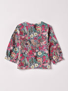 Die Twill-Bluse für Baby Mädchen von AMIO Firenze ist aus weicher Liberty Baumwolle gefertigt und mit Rüschen verziert. Die echten Perlmuttknöpfe verleihen der Bluse eine besonders edle Note. Die floralen Muster des Liberty Stoffes haben eine tolle Farbsättigung und machen dieses modische Highlight zu einem echten Blickfang.

Höchste Qualität, bestes Preis-Leistungs-Verhältnis MADE IN ITALY.