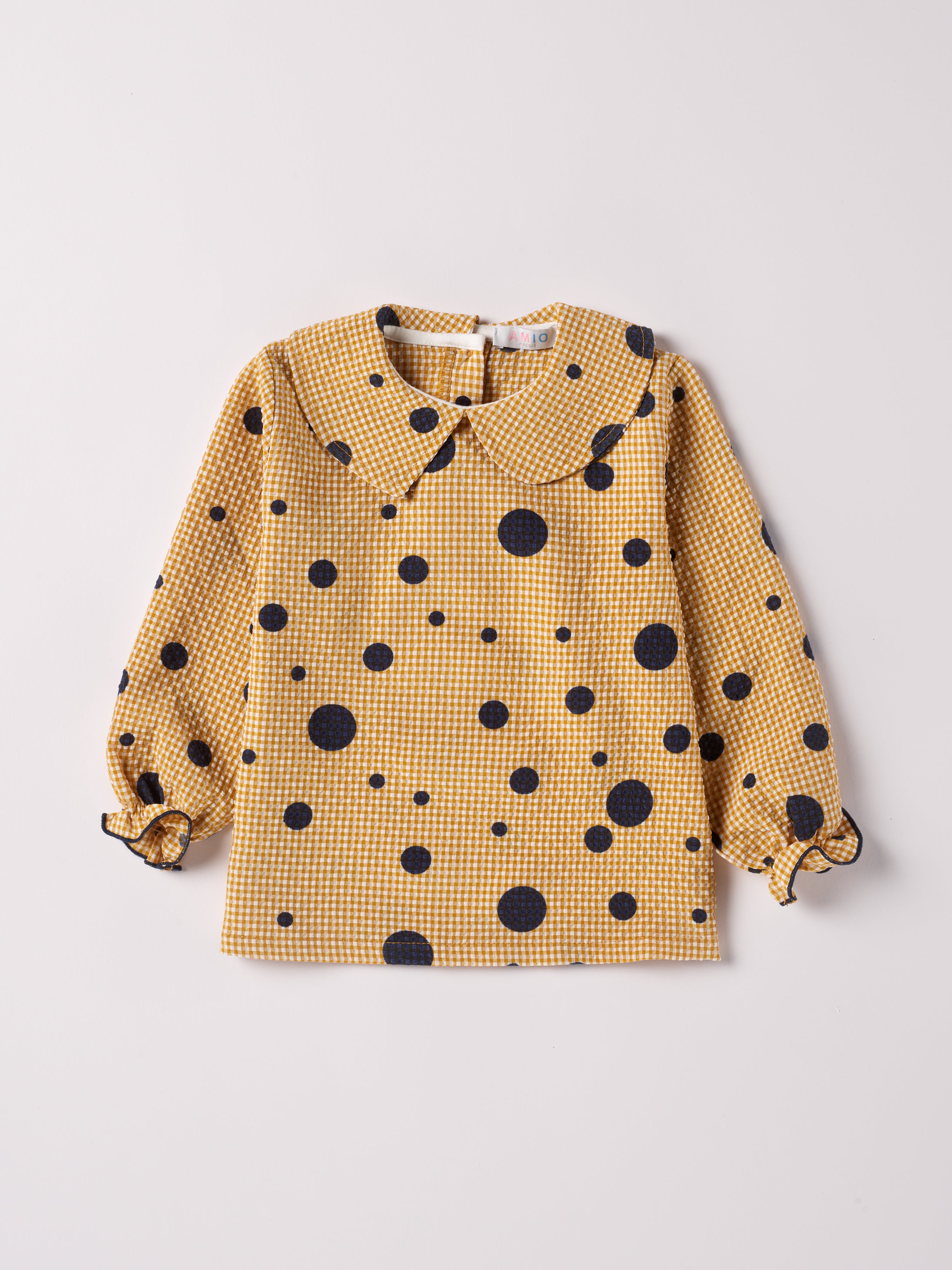 Die modische Bluse für Mädchen von AMIO Firenze ist ein Blickfang für den Alltag eines jeden Mädchens. Der Design-Kragen verleiht der Bluse einen besonders stilvollen Touch.

Höchste Qualität, bestes Preis-Leistungs-Verhältnis MADE IN ITALY.