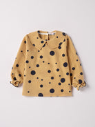 Die modische Bluse für Mädchen von AMIO Firenze ist ein Blickfang für den Alltag eines jeden Mädchens. Der Design-Kragen verleiht der Bluse einen besonders stilvollen Touch.

Höchste Qualität, bestes Preis-Leistungs-Verhältnis MADE IN ITALY.