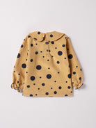 Die modische Bluse für Mädchen von AMIO Firenze ist ein Blickfang für den Alltag eines jeden Mädchens. Der Design-Kragen verleiht der Bluse einen besonders stilvollen Touch.

Höchste Qualität, bestes Preis-Leistungs-Verhältnis MADE IN ITALY.