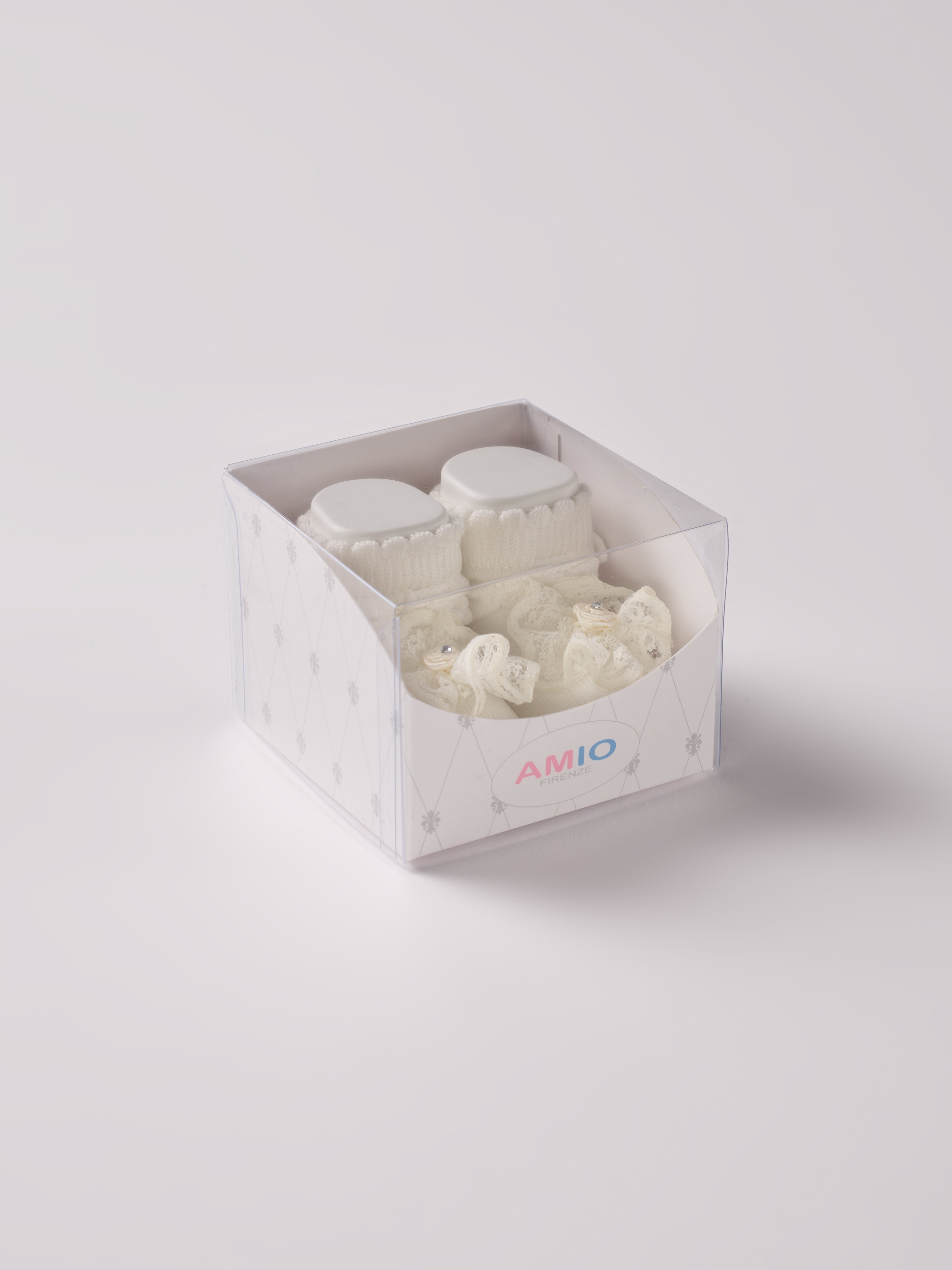 Die cremefarbigen Baby Booties haben eine dekorative Spitzenblume und eignen sich perfekt als Geschenk für Babypartys oder als süße Schwangerschaftsankündigung für Freunde, Verwandte oder als Accessoire für Taufen, Hochzeiten und Feierlichkeiten. Die feine Schnürung bietet besonderen Halt am Fuß. Unsere Scarpine werden in einer ansprechenden Geschenkbox präsentiert.&nbsp;

Höchste Qualität, bestes Preis-Leistungs-Verhältnis MADE IN ITALY.