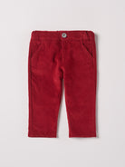 Diese klassische Hose mit geradem Schnitt, gefertigt aus 100% Baumwolle, ist weich und bietet einen hohen Tragekomfort. Die Breite lässt sich durch den elastischen Bund mit Innenknöpfen anpassen. Ein&nbsp;AMIO Firenze Must-Have für jede Grundausstattung.

Höchste Qualität, bestes Preis-Leistungs-Verhältnis MADE IN ITALY.