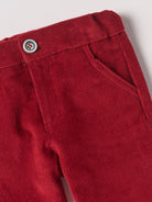 Diese klassische Hose mit geradem Schnitt, gefertigt aus 100% Baumwolle, ist weich und bietet einen hohen Tragekomfort. Die Breite lässt sich durch den elastischen Bund mit Innenknöpfen anpassen. Ein&nbsp;AMIO Firenze Must-Have für jede Grundausstattung.

Höchste Qualität, bestes Preis-Leistungs-Verhältnis MADE IN ITALY.