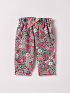 Diese verspielte Hose mit breitem Schnitt, gefertigt aus 100% Baumwolle, ist weich und bietet einen hohen Tragekomfort. Die Breite lässt sich durch den elastischen Bund mit Innenknöpfen anpassen. Die floralen Muster des Liberty Stoffes haben eine tolle Farbsättigung. Ein&nbsp;AMIO Firenze Must-Have für jede Grundausstattung.

Höchste Qualität, bestes Preis-Leistungs-Verhältnis MADE IN ITALY.