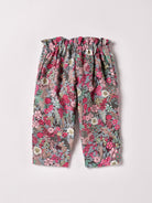 Diese verspielte Hose mit breitem Schnitt, gefertigt aus 100% Baumwolle, ist weich und bietet einen hohen Tragekomfort. Die Breite lässt sich durch den elastischen Bund mit Innenknöpfen anpassen. Die floralen Muster des Liberty Stoffes haben eine tolle Farbsättigung. Ein&nbsp;AMIO Firenze Must-Have für jede Grundausstattung.

Höchste Qualität, bestes Preis-Leistungs-Verhältnis MADE IN ITALY.