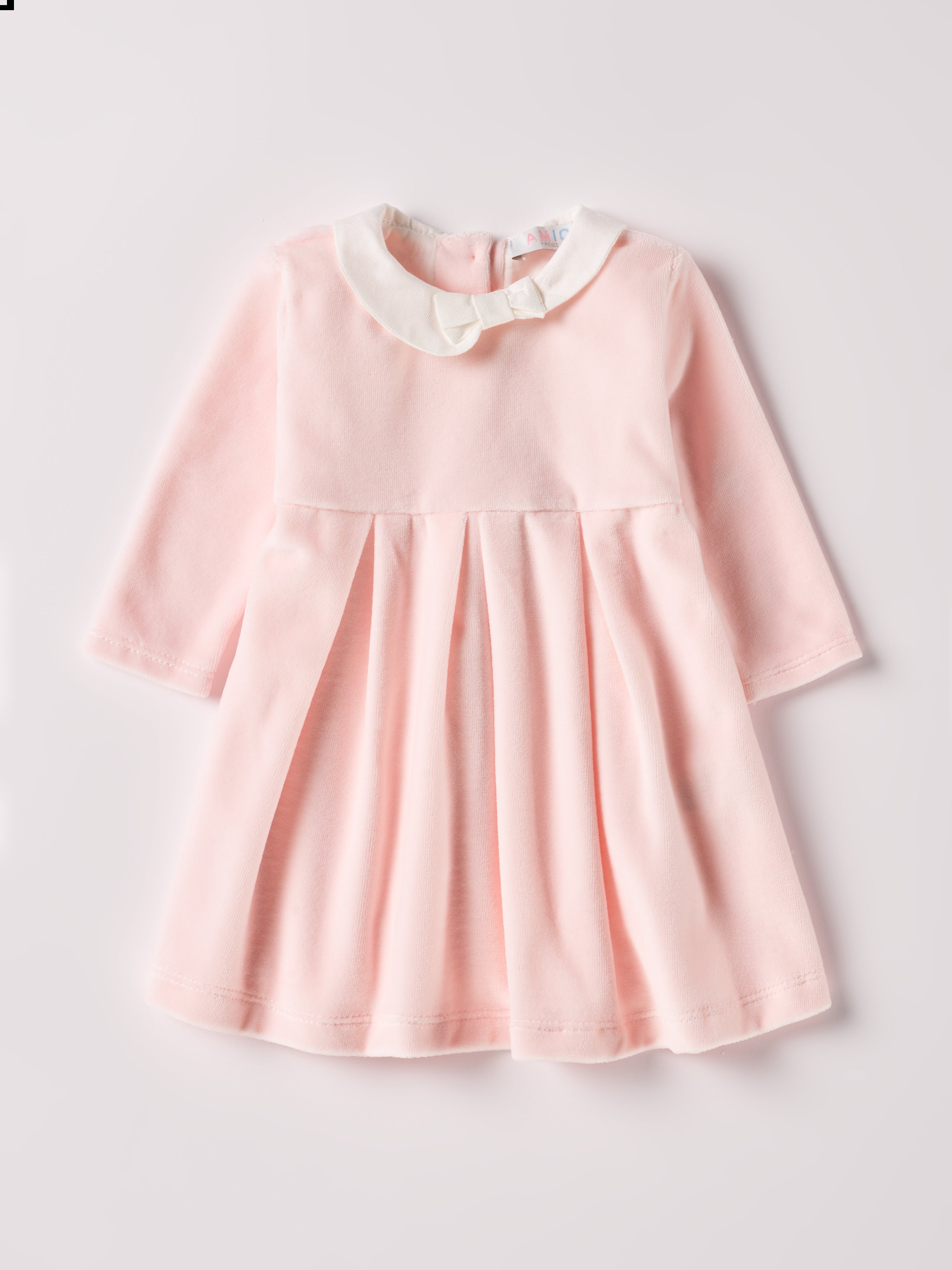 Dieses weiche Samtkleid in edlem Rosa ist ein eleganter Blickfang für festliche Anlässe. Der luxuriöse Samtstoff (Ciniglia) liegt angenehm weich auf der Haut und sorgt für ein geschmeidiges Tragegefühl. Das klassische Design und die echten Perlmuttknöpfe verleihen jedem Auftritt eine stilvolle Note und bringt Glanz in den Alltag oder zu besonderen Anlässen.

Höchste Qualität, bestes Preis-Leistungs-Verhältnis MADE IN ITALY.