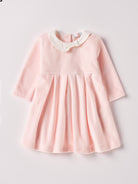 Dieses weiche Samtkleid in edlem Rosa ist ein eleganter Blickfang für festliche Anlässe. Der luxuriöse Samtstoff (Ciniglia) liegt angenehm weich auf der Haut und sorgt für ein geschmeidiges Tragegefühl. Das klassische Design und die echten Perlmuttknöpfe verleihen jedem Auftritt eine stilvolle Note und bringt Glanz in den Alltag oder zu besonderen Anlässen.

Höchste Qualität, bestes Preis-Leistungs-Verhältnis MADE IN ITALY.