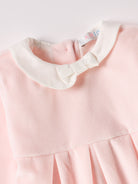 Dieses weiche Samtkleid in edlem Rosa ist ein eleganter Blickfang für festliche Anlässe. Der luxuriöse Samtstoff (Ciniglia) liegt angenehm weich auf der Haut und sorgt für ein geschmeidiges Tragegefühl. Das klassische Design und die echten Perlmuttknöpfe verleihen jedem Auftritt eine stilvolle Note und bringt Glanz in den Alltag oder zu besonderen Anlässen.

Höchste Qualität, bestes Preis-Leistungs-Verhältnis MADE IN ITALY.