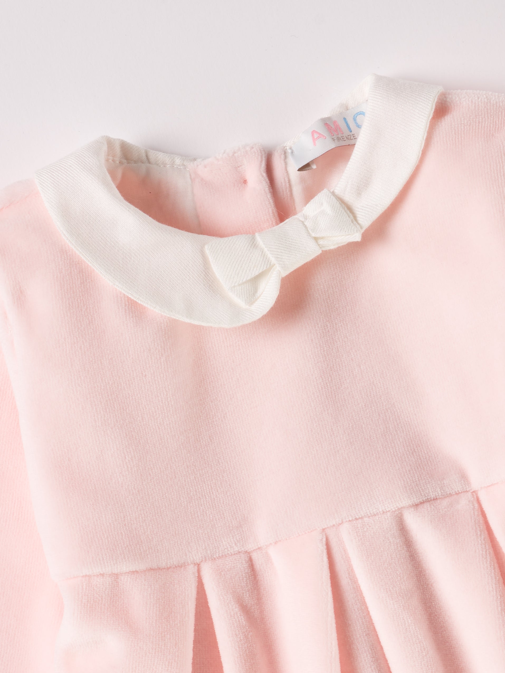 Dieses weiche Samtkleid in edlem Rosa ist ein eleganter Blickfang für festliche Anlässe. Der luxuriöse Samtstoff (Ciniglia) liegt angenehm weich auf der Haut und sorgt für ein geschmeidiges Tragegefühl. Das klassische Design und die echten Perlmuttknöpfe verleihen jedem Auftritt eine stilvolle Note und bringt Glanz in den Alltag oder zu besonderen Anlässen.

Höchste Qualität, bestes Preis-Leistungs-Verhältnis MADE IN ITALY.