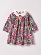 Dieses klassische Twill-Kleid mit weißem Kragen und Schleife aus Samt ist ein modisches Highlight. Die floralen Muster des Liberty Stoffes haben eine tolle Farbsättigung und machen das AMIO Firenze Kleid zu einem echten Blickfang. Der weiche Baumwollstoff liegt angenehm auf der Haut und das Unterkleid sorgt für ein geschmeidiges Tragegefühl.

Höchste Qualität, bestes Preis-Leistungs-Verhältnis MADE IN ITALY.