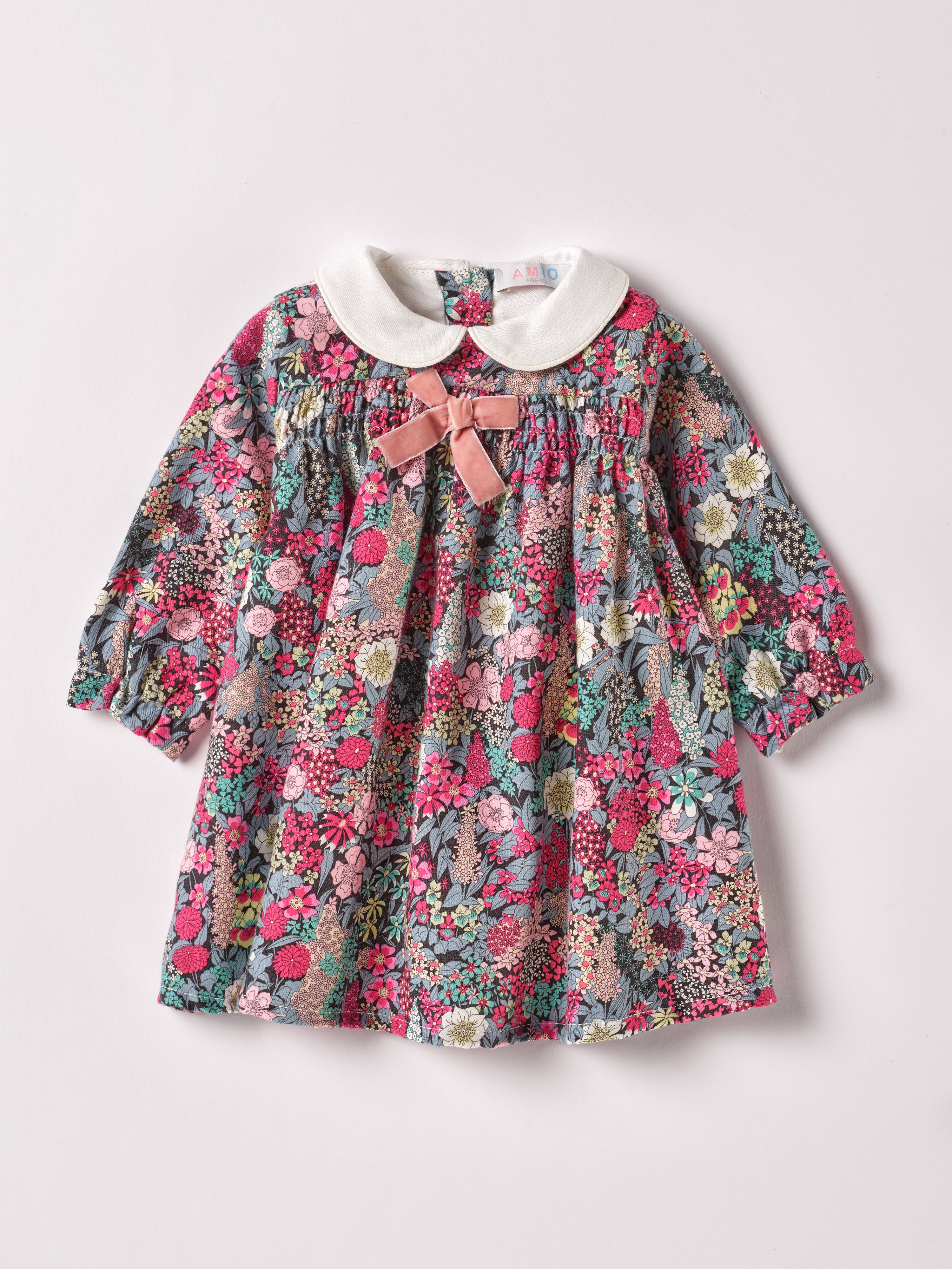 Dieses klassische Twill-Kleid mit weißem Kragen und Schleife aus Samt ist ein modisches Highlight. Die floralen Muster des Liberty Stoffes haben eine tolle Farbsättigung und machen das AMIO Firenze Kleid zu einem echten Blickfang. Der weiche Baumwollstoff liegt angenehm auf der Haut und das Unterkleid sorgt für ein geschmeidiges Tragegefühl.

Höchste Qualität, bestes Preis-Leistungs-Verhältnis MADE IN ITALY.