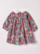 Dieses klassische Twill-Kleid mit weißem Kragen und Schleife aus Samt ist ein modisches Highlight. Die floralen Muster des Liberty Stoffes haben eine tolle Farbsättigung und machen das AMIO Firenze Kleid zu einem echten Blickfang. Der weiche Baumwollstoff liegt angenehm auf der Haut und das Unterkleid sorgt für ein geschmeidiges Tragegefühl.

Höchste Qualität, bestes Preis-Leistungs-Verhältnis MADE IN ITALY.