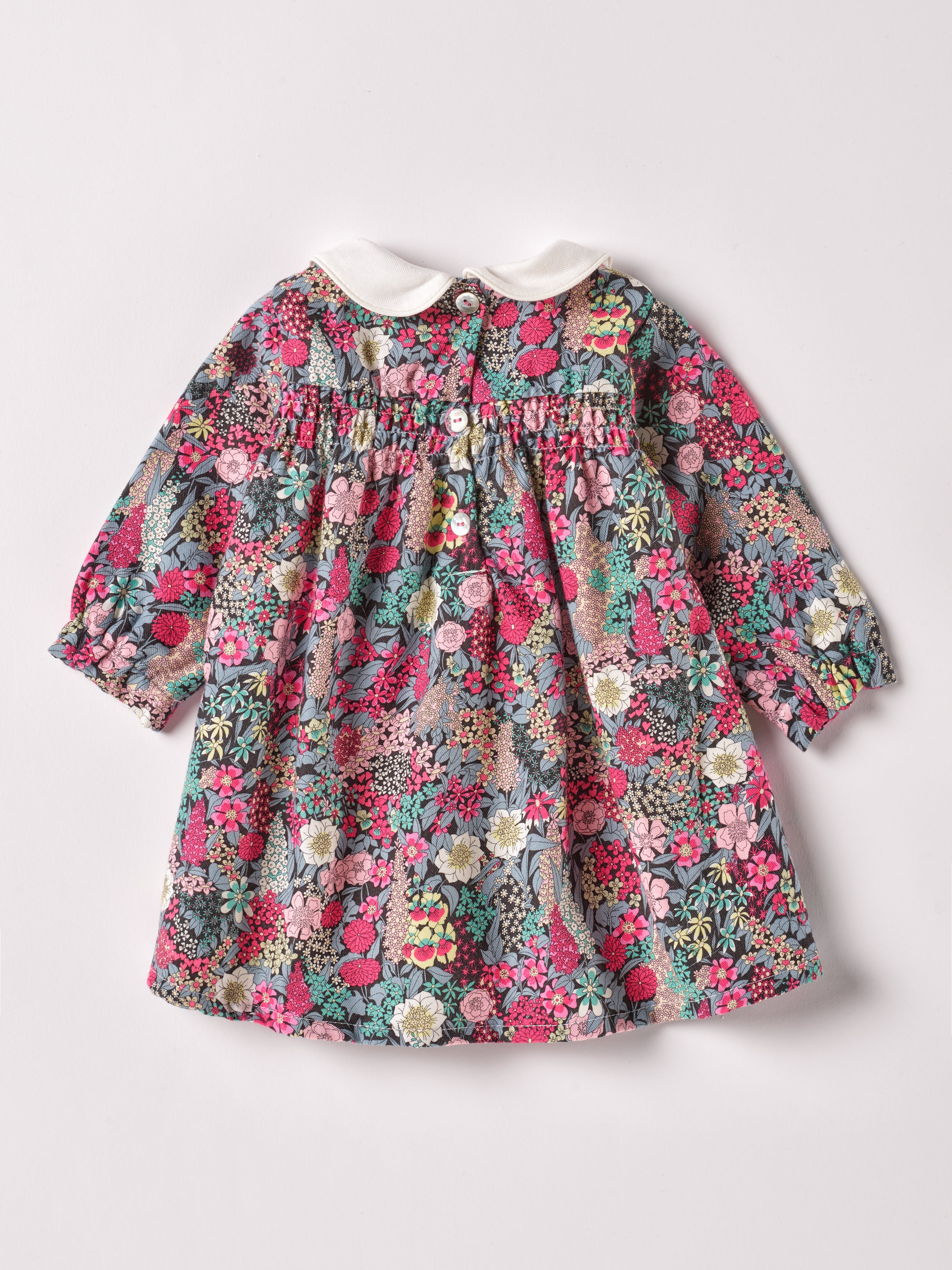 Dieses klassische Twill-Kleid mit weißem Kragen und Schleife aus Samt ist ein modisches Highlight. Die floralen Muster des Liberty Stoffes haben eine tolle Farbsättigung und machen das AMIO Firenze Kleid zu einem echten Blickfang. Der weiche Baumwollstoff liegt angenehm auf der Haut und das Unterkleid sorgt für ein geschmeidiges Tragegefühl.

Höchste Qualität, bestes Preis-Leistungs-Verhältnis MADE IN ITALY.