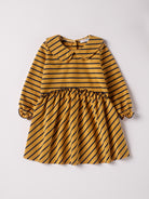 Dieses modische Kleid ist ein eleganter Blickfang im Alltag. Der weiche Baumwollstoff liegt angenehm auf der Haut und sorgt für ein geschmeidiges Tragegefühl. Das moderne Design verleiht jedem Auftritt eine stilvolle Note.

Höchste Qualität, bestes Preis-Leistungs-Verhältnis MADE IN ITALY.