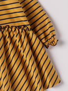 Dieses modische Kleid ist ein eleganter Blickfang im Alltag. Der weiche Baumwollstoff liegt angenehm auf der Haut und sorgt für ein geschmeidiges Tragegefühl. Das moderne Design verleiht jedem Auftritt eine stilvolle Note.

Höchste Qualität, bestes Preis-Leistungs-Verhältnis MADE IN ITALY.