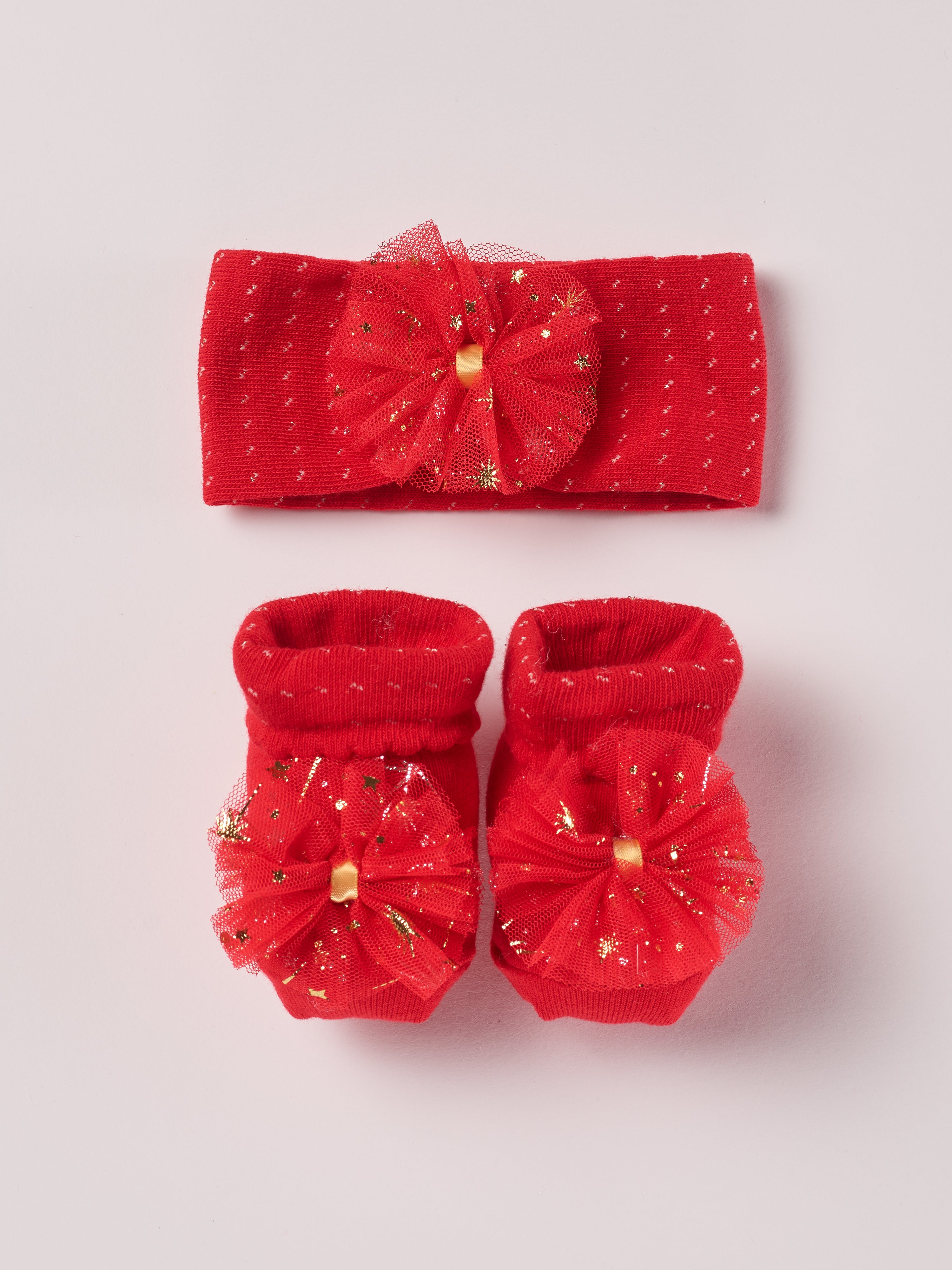 Das niedliche Weihnachts-Set von AMIO Firenze ist die perfekte Geschenkidee für Neugeborene und Kinder bis 3 Monate. Maximaler Tragekomfort, gepaart mit einer herausragenden Passform. Die edlen Blütenapplikationen sorgen für ein chices Weihnachtsoutfit und unvergessliche Bilder. Das Set wird in einer ansprechenden Geschenkbox präsentiert.

Höchste Qualität, bestes Preis-Leistungs-Verhältnis MADE IN ITALY.