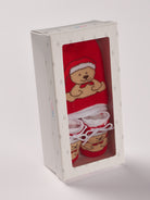 Das niedliche Weihnachts-Set von AMIO Firenze ist die perfekte Geschenkidee für Neugeborene. Maximaler Tragekomfort, gepaart mit einer herausragenden Passform. Die eingewebten Weihnachtsmotive sorgen für eine festliche Weihnachtsstimmung und unvergessliche Bilder. Das Set wird in einer ansprechenden Geschenkbox präsentiert.

Höchste Qualität, bestes Preis-Leistungs-Verhältnis MADE IN ITALY.