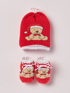 Das niedliche Weihnachts-Set von AMIO Firenze ist die perfekte Geschenkidee für Neugeborene. Maximaler Tragekomfort, gepaart mit einer herausragenden Passform. Die eingewebten Weihnachtsmotive sorgen für eine festliche Weihnachtsstimmung und unvergessliche Bilder. Das Set wird in einer ansprechenden Geschenkbox präsentiert.

Höchste Qualität, bestes Preis-Leistungs-Verhältnis MADE IN ITALY.